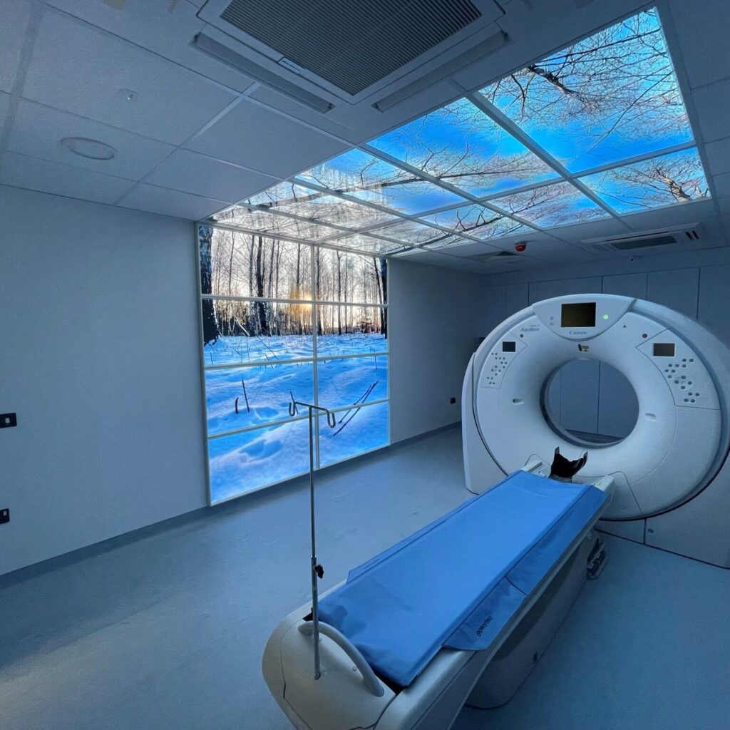 CT-scanruimte van Barking NHS met een LED fotoplafond in koel daglicht