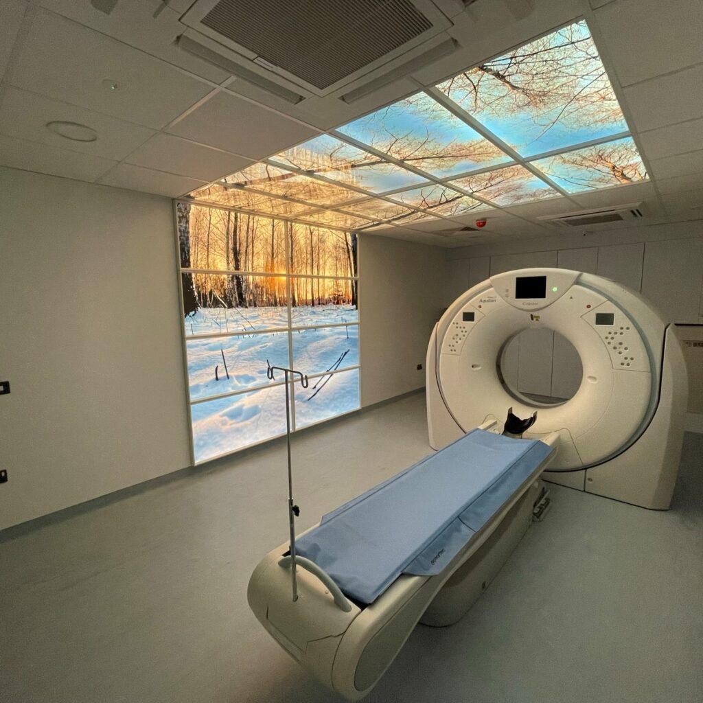 CT-scanruimte van Barking NHS met een LED fotoplafond in warm daglicht