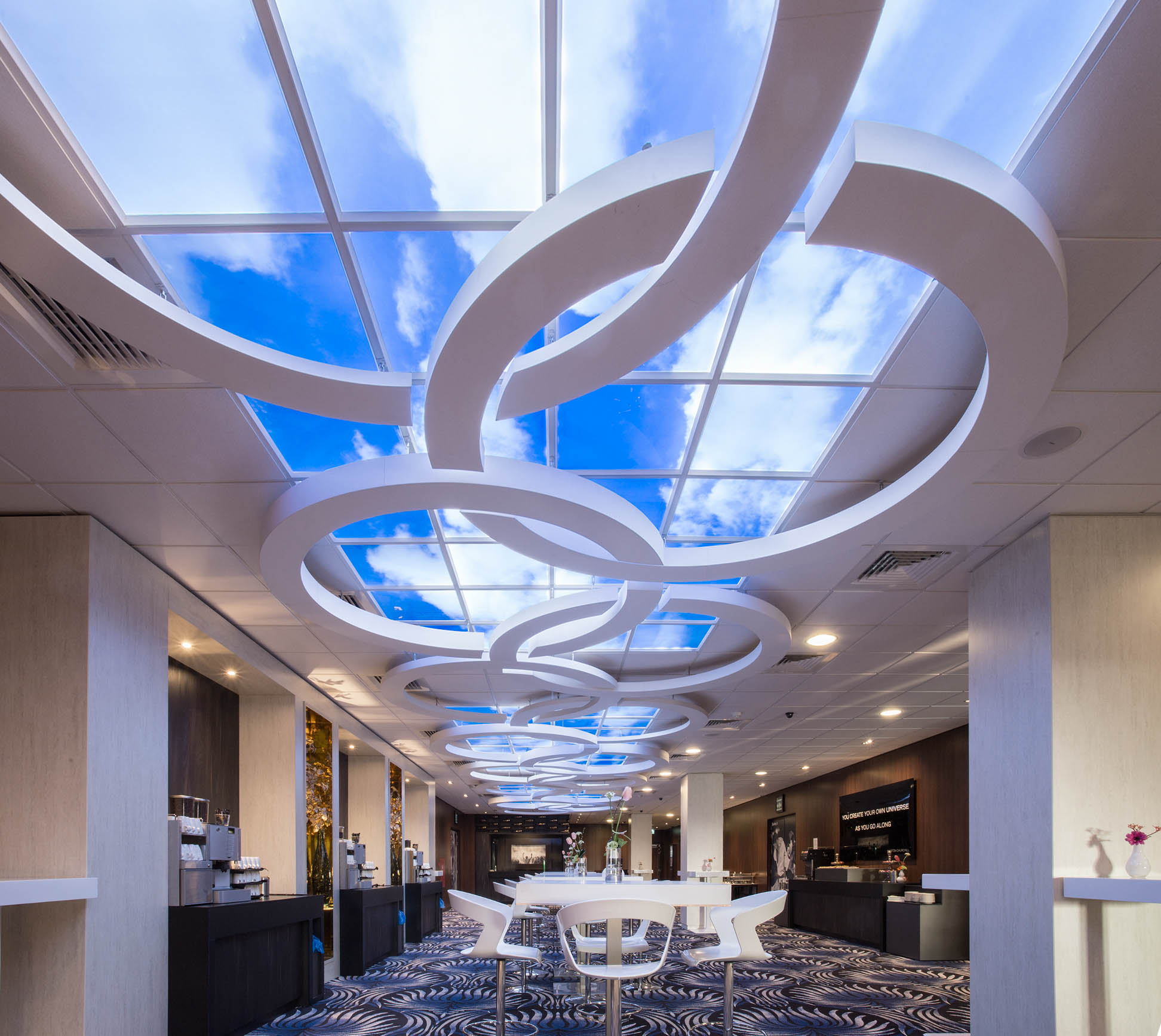 Zaal met een LED fotoplafond van Lumick met blauwe lucht